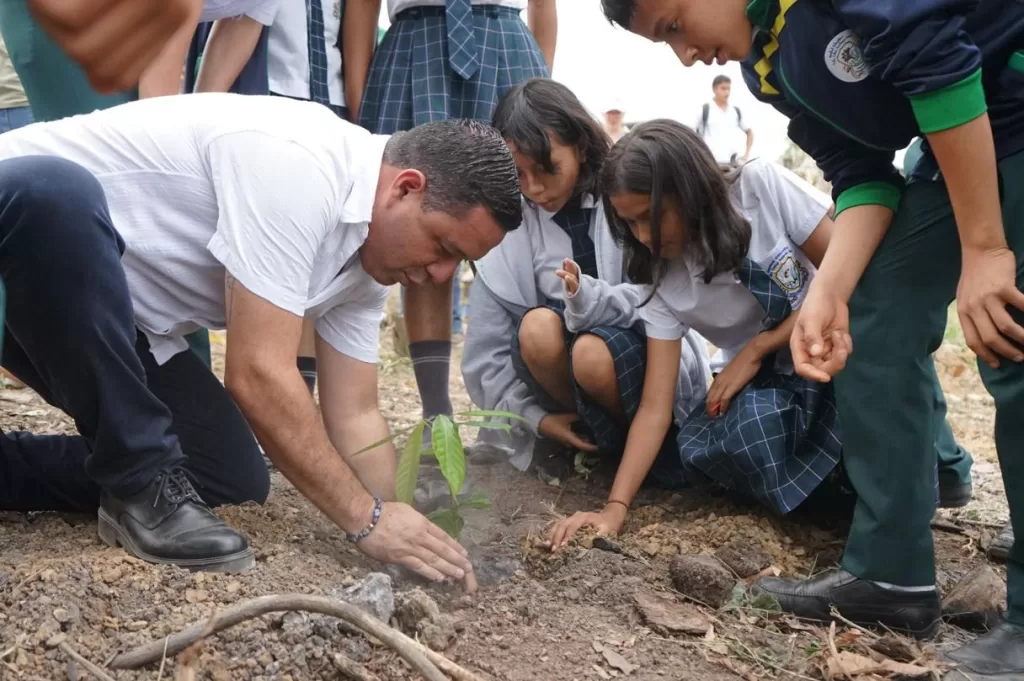 Unidad educativa de Chone impulsa emprendimiento y producción sostenible Unidad educativa de Chone impulsa emprendimiento y producción sostenible