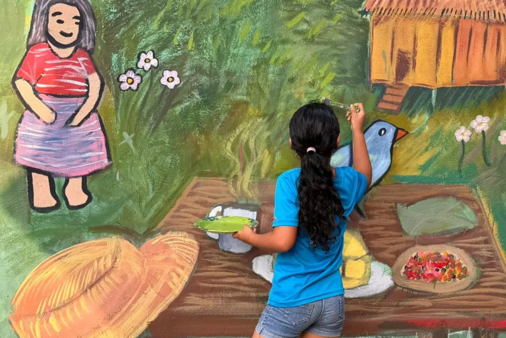 Taller artístico culmina con murales en El Vergel