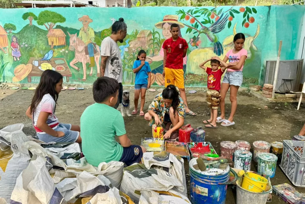 Taller artístico culmina con murales en El Vergel