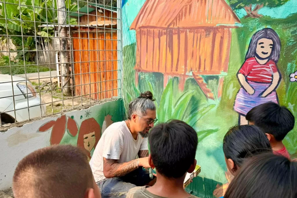 Taller artístico culmina con murales en El Vergel
