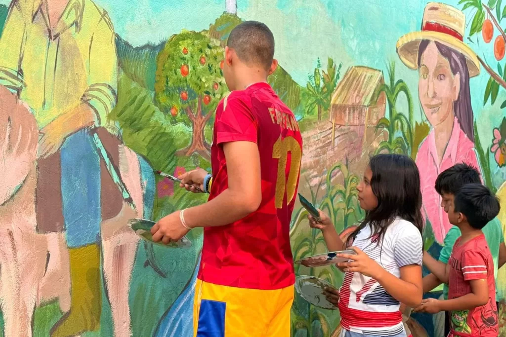 Taller artístico culmina con murales en El Vergel