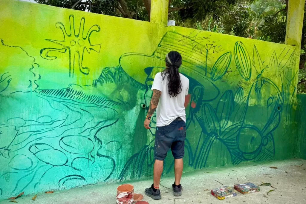 Taller artístico culmina con murales en El Vergel