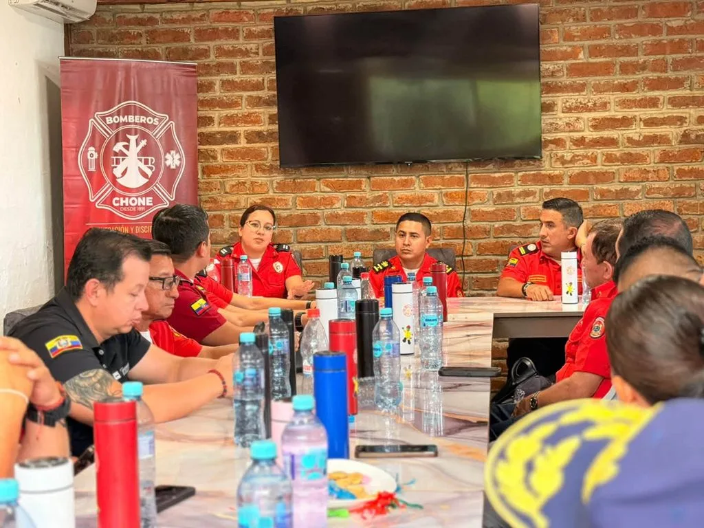 Chone recibió a bomberos de la provincia